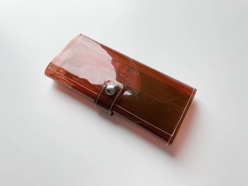 Prêt Pour Livraison Étonnante Moderne, Uniqe Et Un Seul Titulaire De La Carte Transparente Avec Vrais Plumes Noires Blanches von YPSILONBAGS