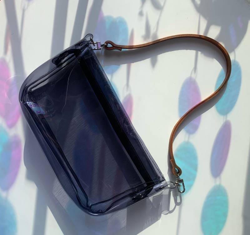 Transparente Baguette Tasche Vegane Vinyltasche Mit Ledergriff von YPSILONBAGS