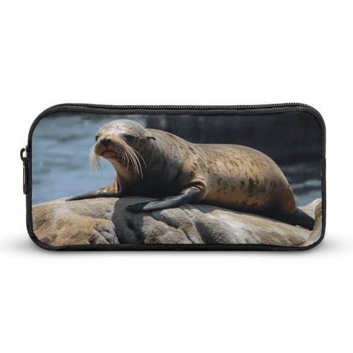 YQYBF Federmäppchen mit großem Fassungsvermögen, braunes Siegel auf dem Felsen, niedlicher Reißverschluss, Kosmetiktasche, Aufbewahrungstasche für Damen und Herren, Stil:, 22*12*5cm YQYBF Federmäppchen mit großem Fassungsvermögen, braunes Siegel auf dem Felsen, niedlicher Reißverschluss, Kosmetiktasche, Aufbewahrungstasche für Damen und Herren, Stil:, 22*12*5cm von YQYBF