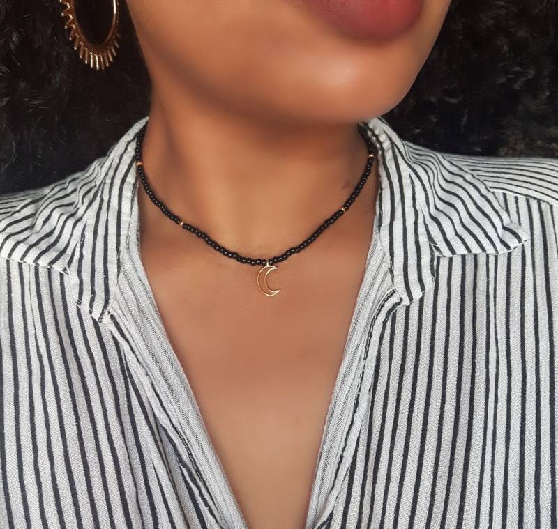 Mond Halsband, Gold Schwarze Perle Schwarz Und Samen Minimale Boho Halbmond Halsband Mond Halsband, Gold Schwarze Perle Schwarz Und Samen Minimale Boho Halbmond Halsband von YSJEWELS