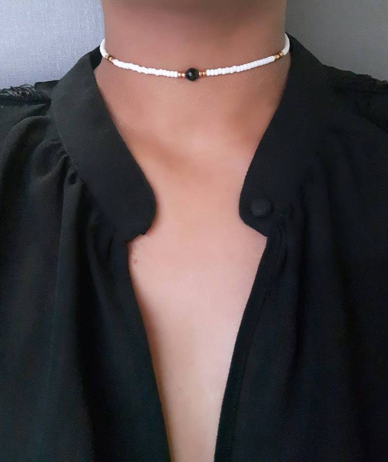 Weiße Perlen Halsband, Gold Stein Zierliche Schwarze Boho Perle Samen Halsband von YSJEWELS