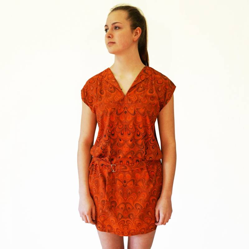 Art-Déco Kleid Tunika Mit Gürtel, Marmoriert, Rot-Oranges Minikleid von YSTEER