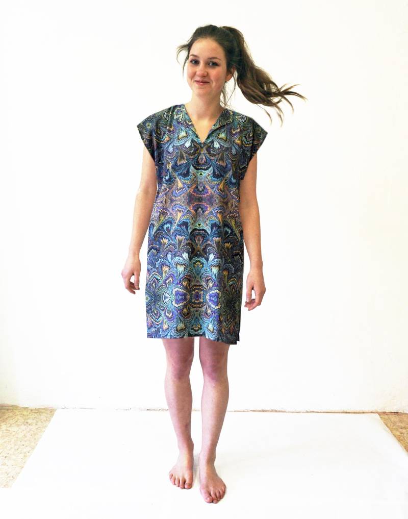 Art-Déco-Kleid Tunika Mit Gürtel Dunkelblau Marmoriert von YSTEER