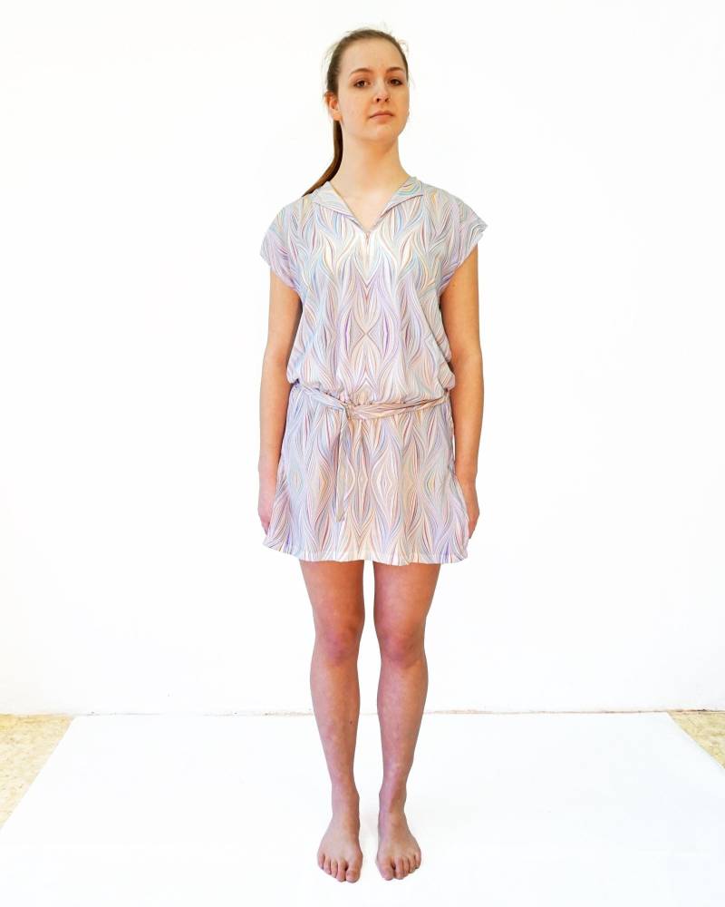 Art-Déco Kleid Tunika Mit Gürtel Marmoriert Mehrfarbig Hellblau Weiß von YSTEER