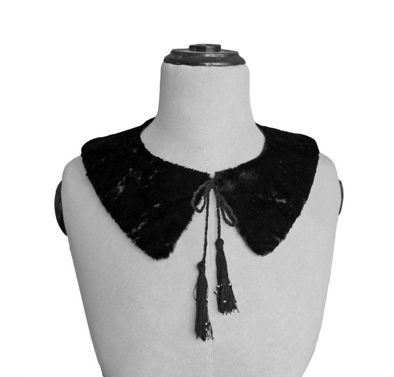 Fellkragen Mit Quasten Und Perlen, Kunstfell in Weiß Schwarz von YSTEER