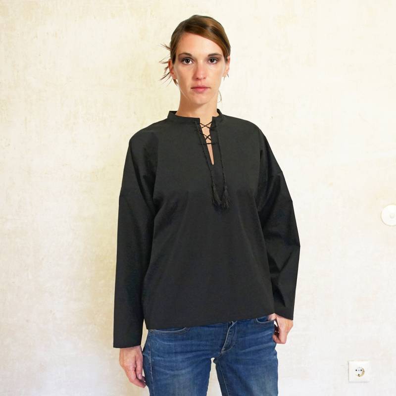 Kimono Bluse Mit Stehkragen Und Posamenten-Verschluss in Weiß Schwarz von YSTEER