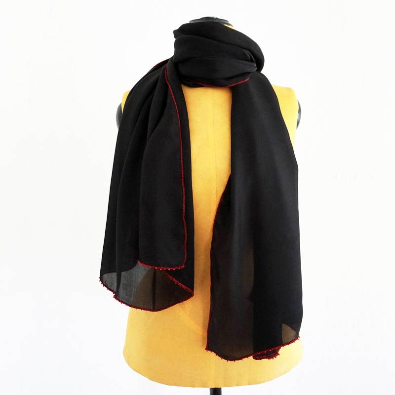 Seiden-Schal Schwarz Mit Roten Perlen Bestickt von YSTEER