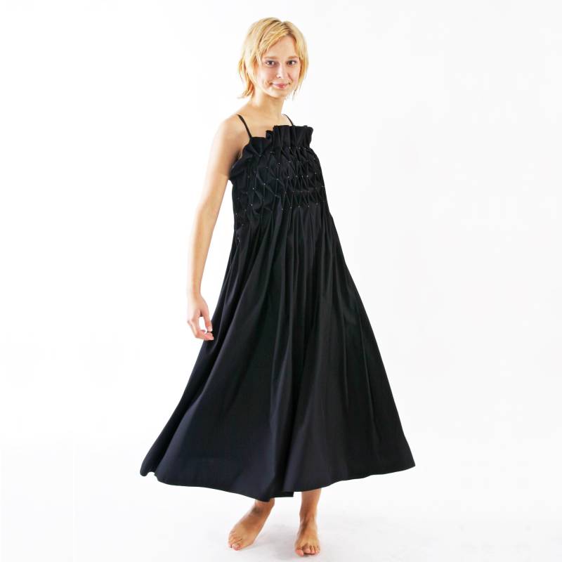 Smock Kleid Handgemacht Bestickt in Schwarz Und Weiß von YSTEER