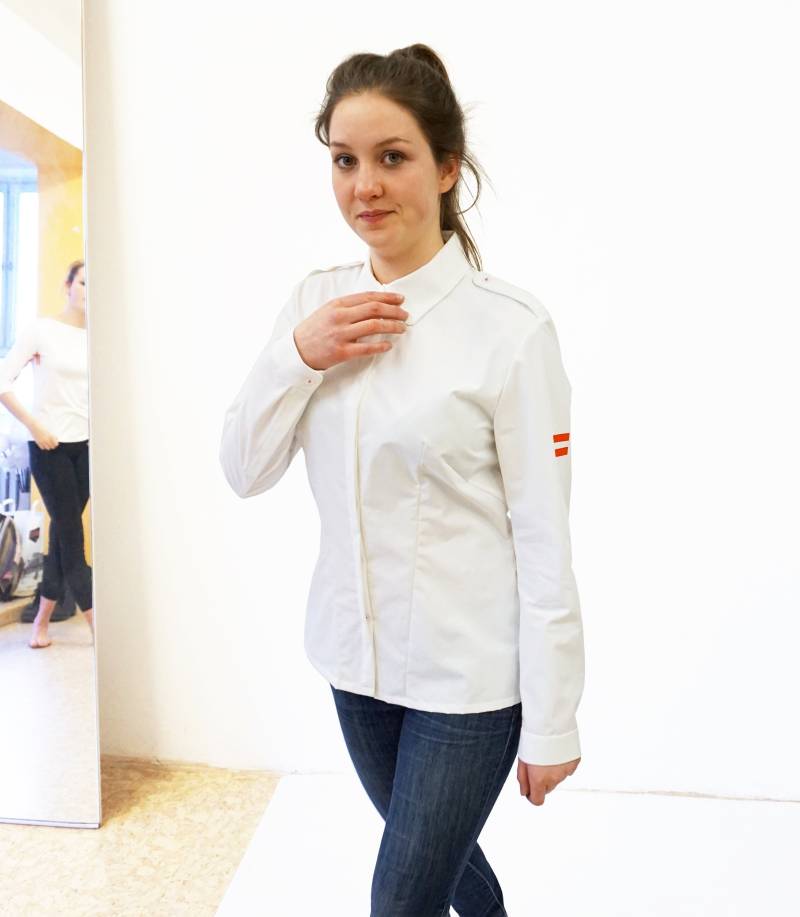 Taillierte Bluse Mit Verdeckten Knöpfen, Schulterriegel + Siebdruck von YSTEER