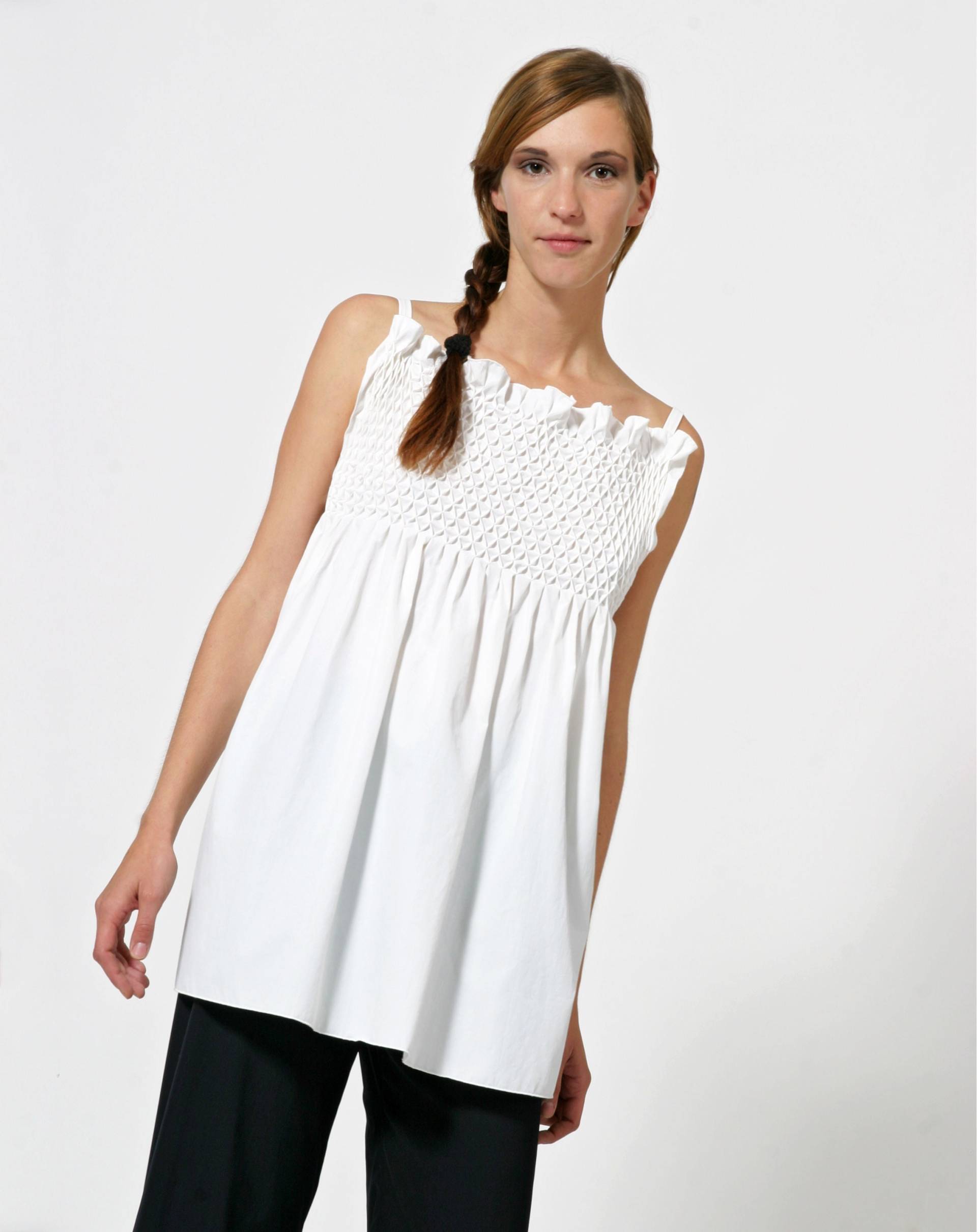 Top Aus Handgearbeitetem Smock in Weiß + Schwarz, Hand-Bestickt, Struktur von YSTEER