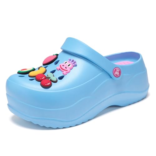 YUWOZIZ Damen Plateau Clogs,2.7 Inch Hoch Plattform Clogs Klassisch Weich Leicht Pantoletten Slip On Slides Schuhe rutschfest Gartenschuhe Abnehmbar Wunderschön Charms Blau 37EU von YUWOZIZ