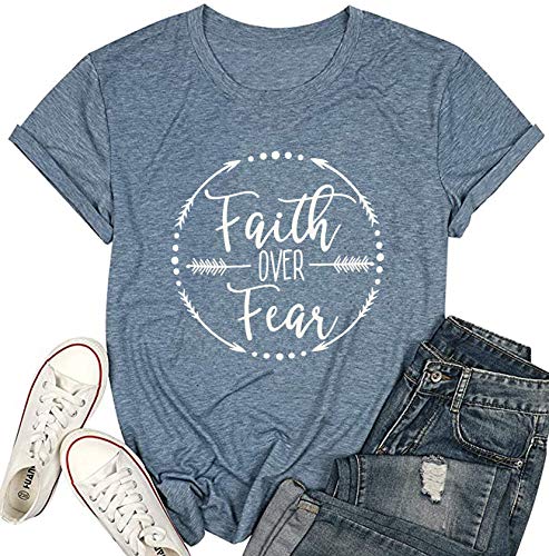 T-Shirt mit Aufschrift „Faith Over Fear Arrow Letters“ für Damen, kurzärmelig, V-Ausschnitt, christliches Oberteil - Blau - X-Groß T-Shirt mit Aufschrift „Faith Over Fear Arrow Letters“ für Damen, kurzärmelig, V-Ausschnitt, christliches Oberteil - Blau - X-Groß von YUYUEYUE