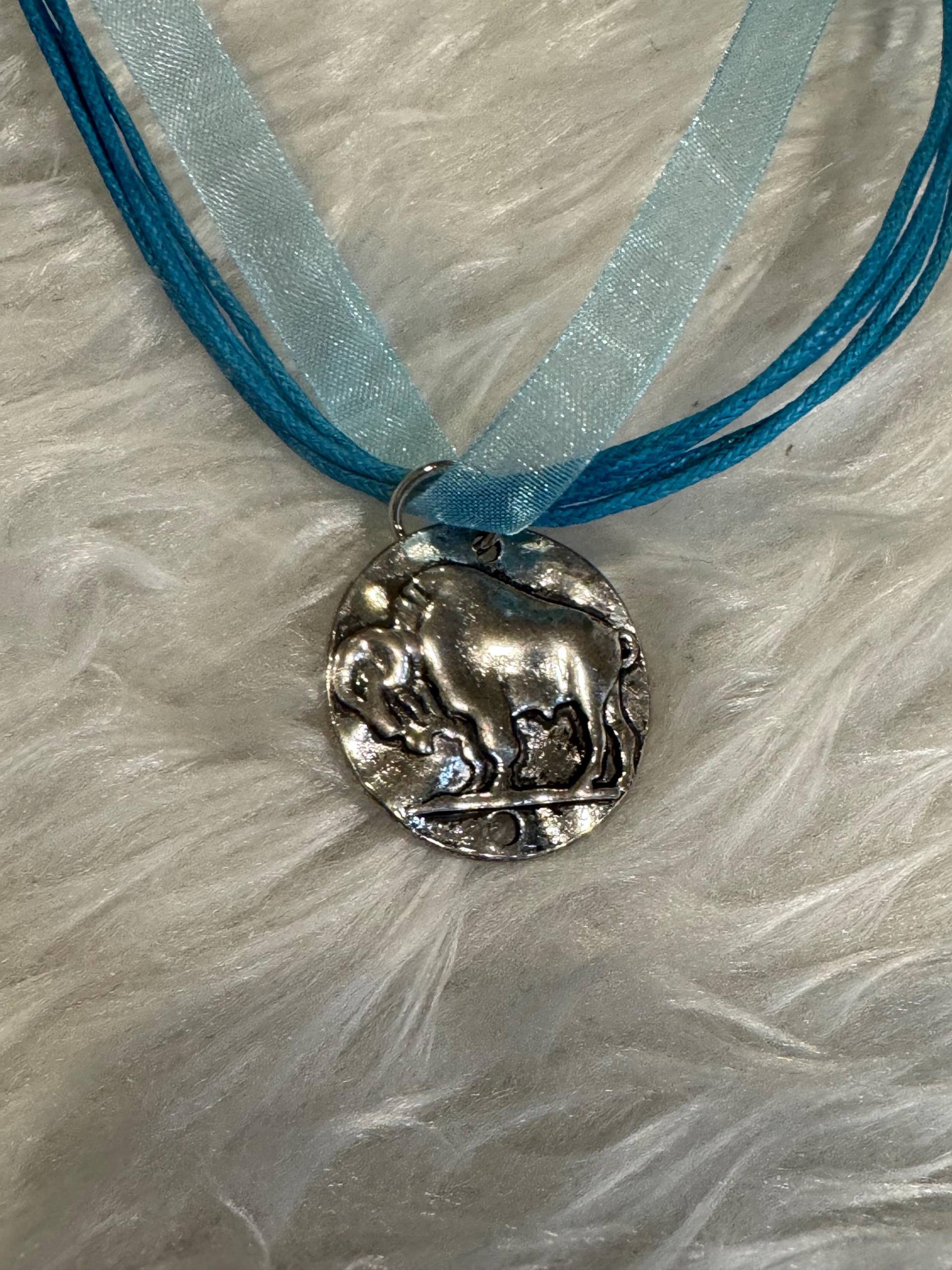 Versilberter Buffalo Anhänger Mit Blauer Textilkette 23 cm Versilberter Buffalo Anhänger Mit Blauer Textilkette 23 cm von YaYaBox