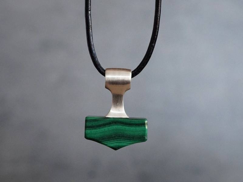 Handgefertigter Malachit Mjölnir Anhänger Wikinger Hammer Kette Handgefertigter Malachit Mjölnir Anhänger Wikinger Hammer Kette von Yachur