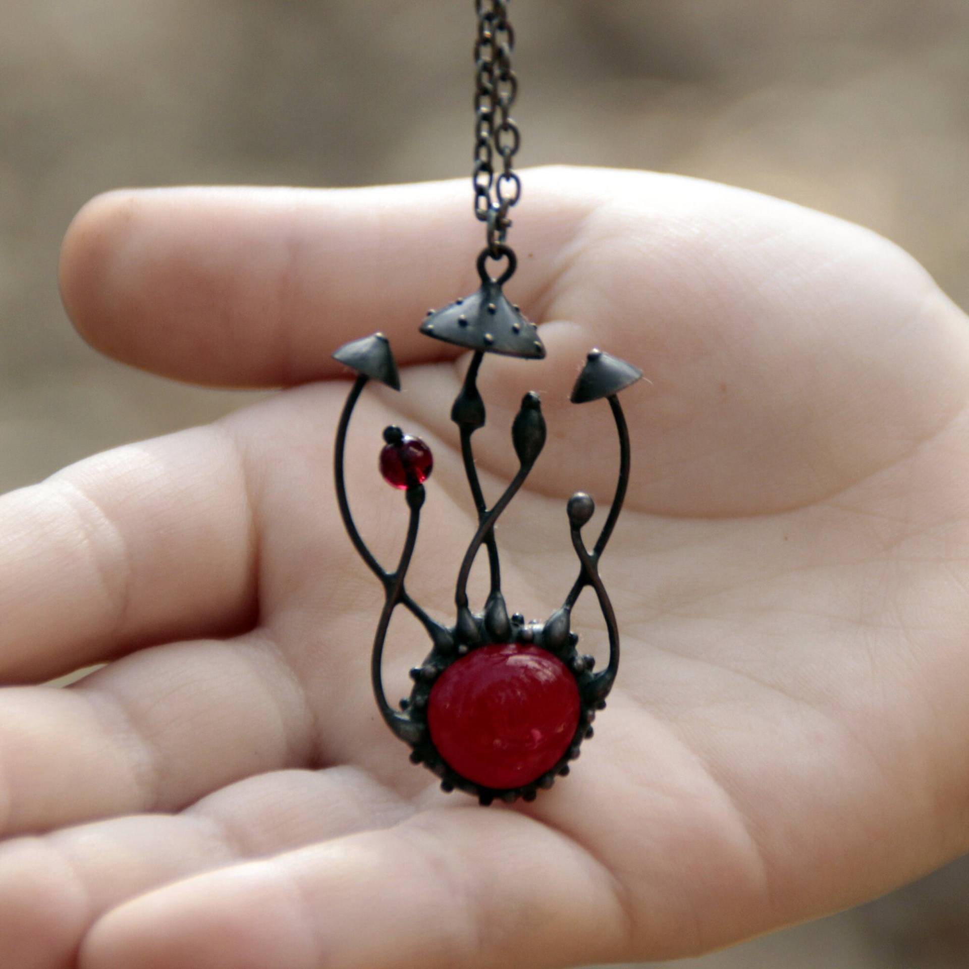 Handgemachte Schwarze Metall Pilz Halskette Roter Glas Fliegenpilz Anhänger Handgemachte Schwarze Metall Pilz Halskette Roter Glas Fliegenpilz Anhänger von Yadovito