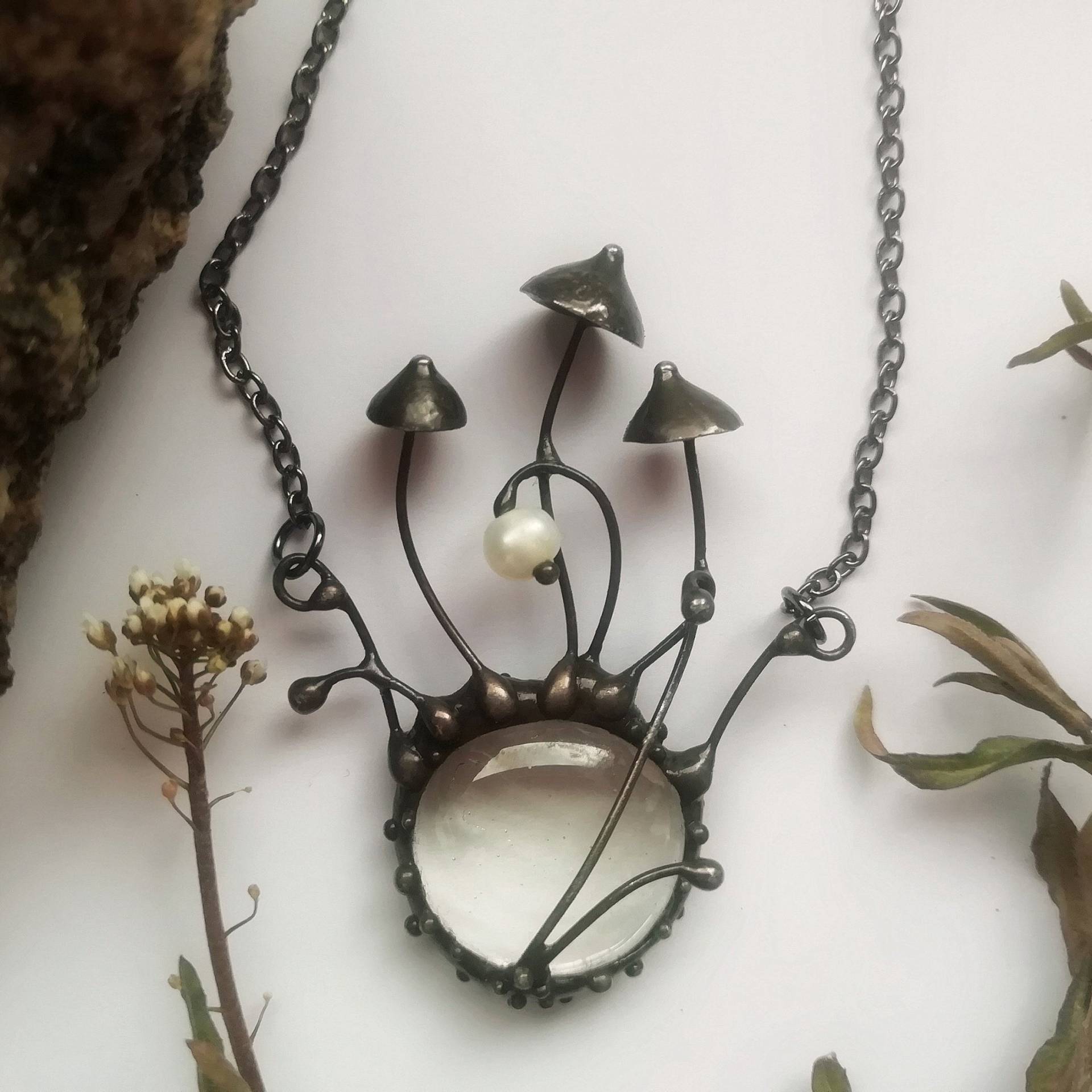 Hand Modelliert Pilz Anhänger Kupfer Draht & Glas Halskette Hand Modelliert Pilz Anhänger Kupfer Draht & Glas Halskette von Yadovito