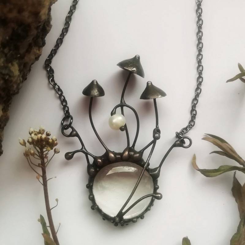 Hand Modelliert Pilz Anhänger Kupfer Draht & Glas Halskette Hand Modelliert Pilz Anhänger Kupfer Draht & Glas Halskette von Yadovito