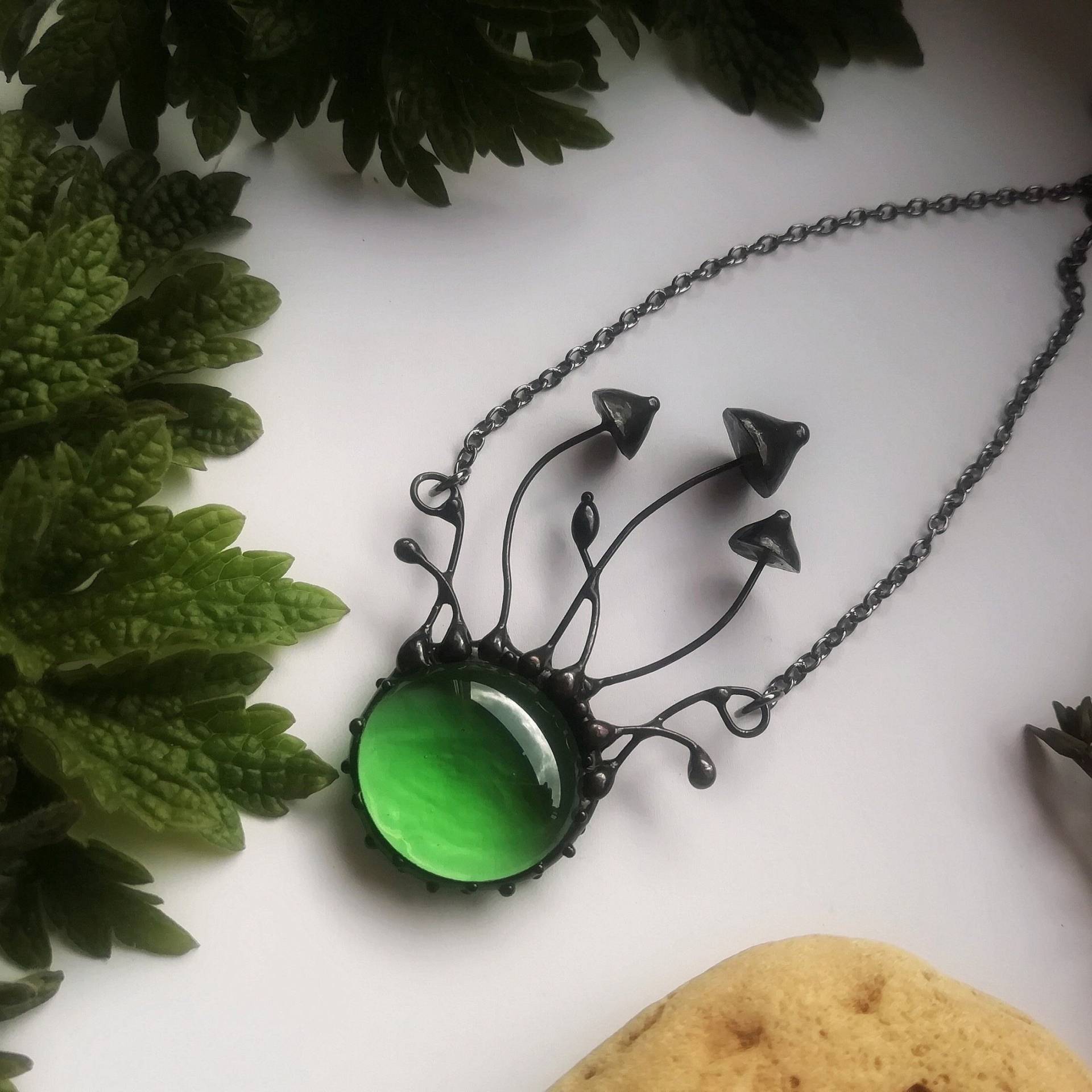 Zauberwald Pilz Kette Patina Kupferanhänger, Grüner Glasschmuck Zauberwald Pilz Kette Patina Kupferanhänger, Grüner Glasschmuck von Yadovito