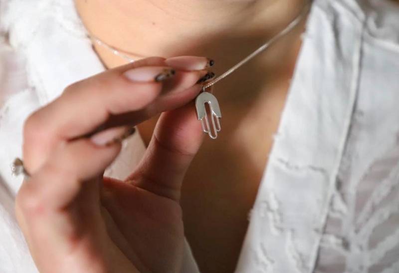 Hamsa Anhänger in Einem Klaren Und Modernen Design von YaelUniqueDesign
