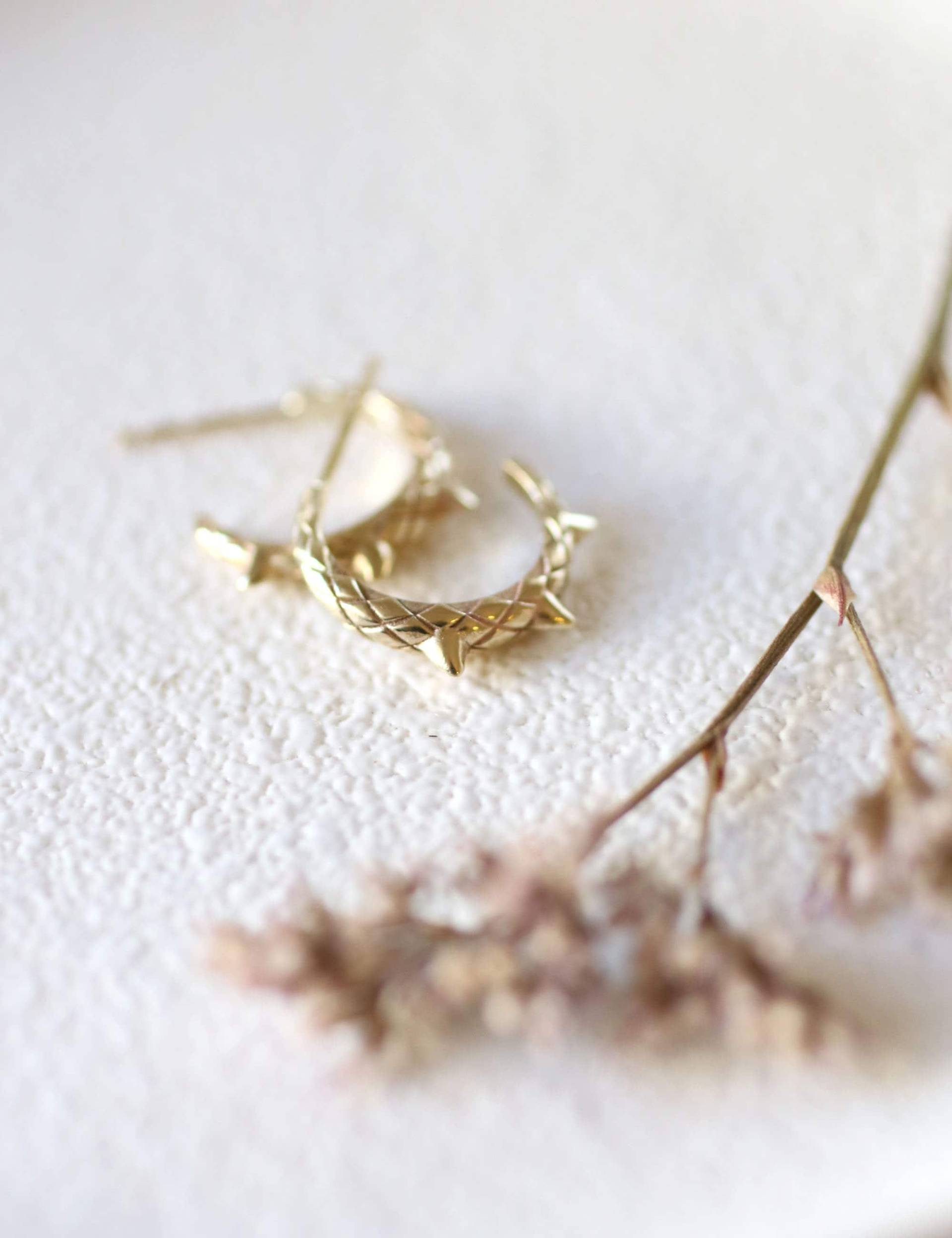 14 K Gold Schlange Ohrringe, Kleine Solid Creolen, Drachen Ohrringe von YajewelryShop