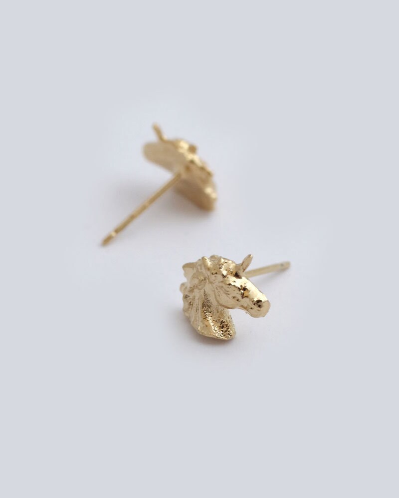 14K Gold Einhorn Ohrstecker, Kleine Massive Ohrstecker von YajewelryShop