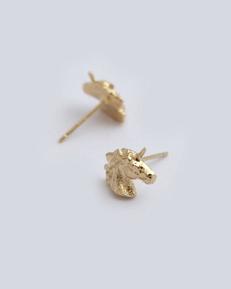 14K Gold Einhorn Ohrstecker, Kleine Massive Ohrstecker von YajewelryShop