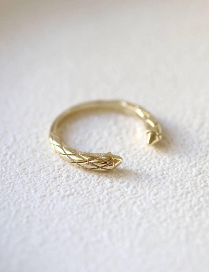 14K Gold Schlangen Ring, Klauen Gothic Drache Waage Massiver Offener Drachen Schmuck, Thrones Schlangenleder Ring von YajewelryShop