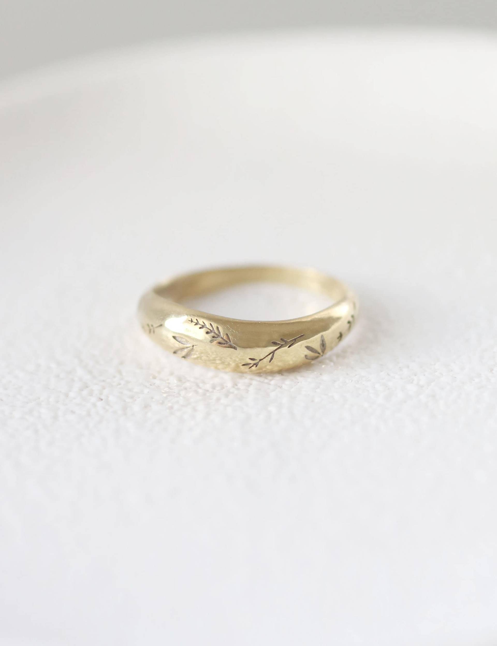 14K Massiv Gold Floral Gravierte Ring, Ehering Für Sie, Welliger Ring von YajewelryShop