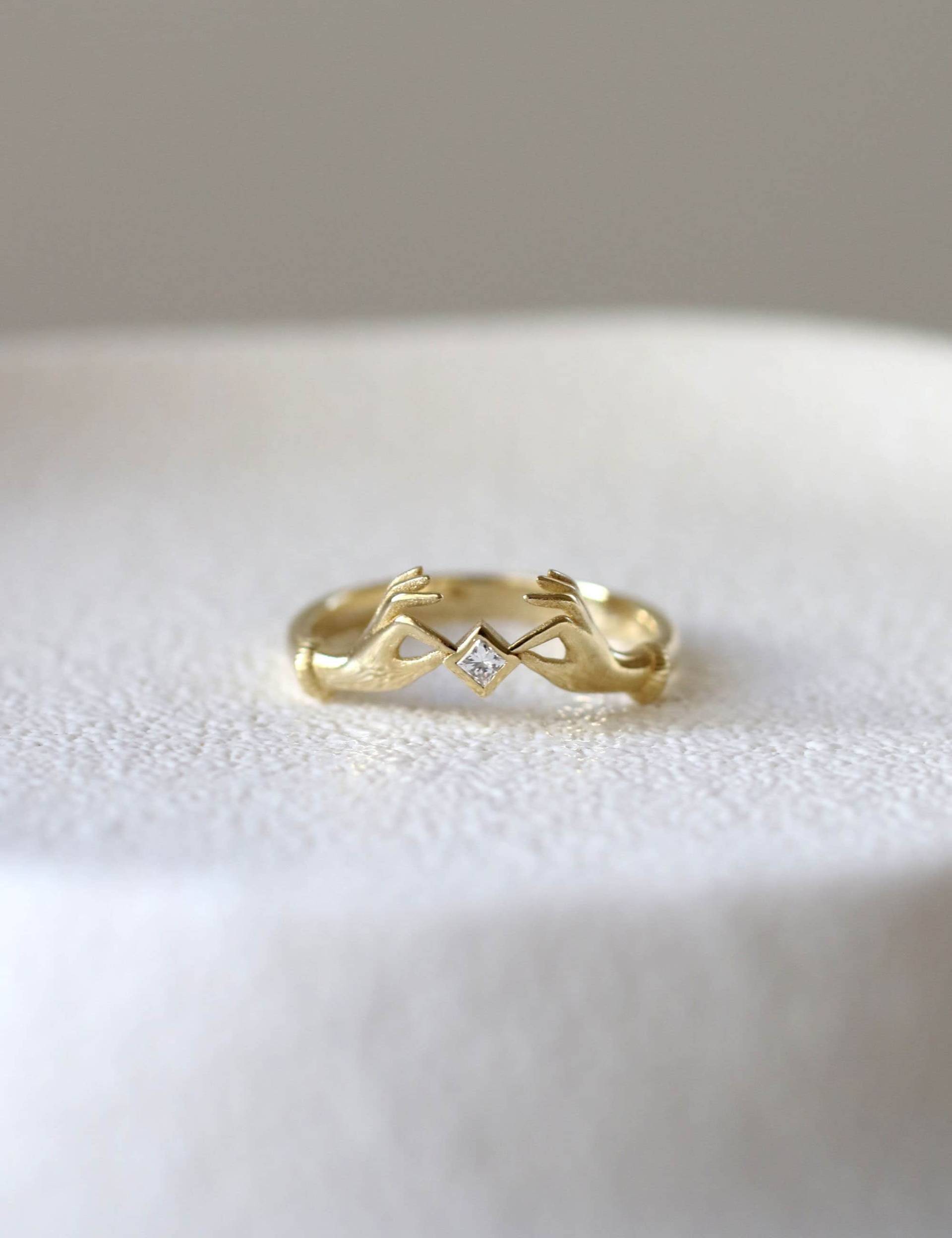 14K Massiver Gold Handring, Diamant Alternativer Verlobungsring, Hand Haltend Diamant, Claddagh Ring von YajewelryShop