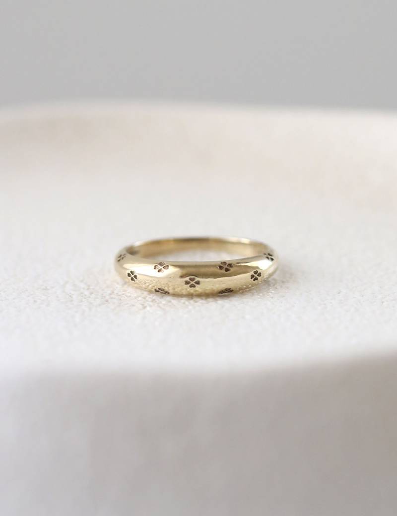 18K Gold Kleering, Blumenmuster Ring, Ring Mit Gravur, Solider Goldkuppelring, Blumenring, Solid von YajewelryShop