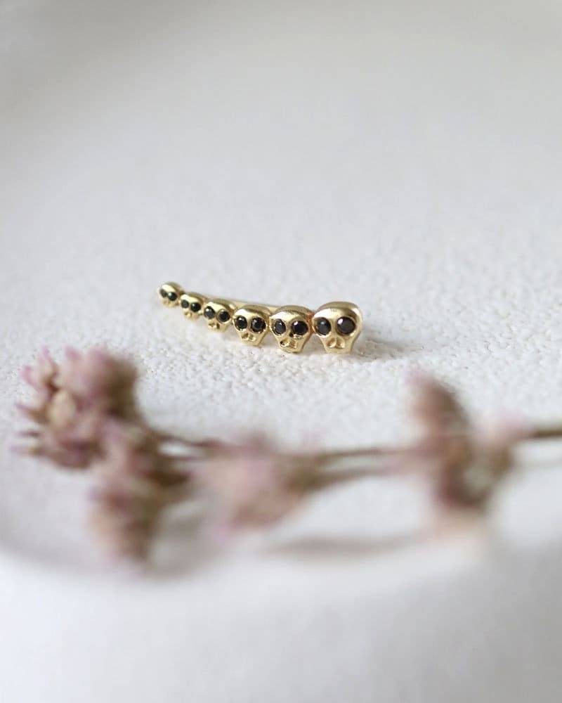Diamant-Schädel-Ohrring, Ohr-Pin-Ohrring, Diamant-Ohr-Kletterer, Ohr Crawler, Gold Schwarz Diamant-Ohrring, Gebogen Ohrring, Goth Schmuck von YajewelryShop