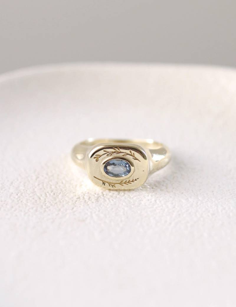 Floraler Siegelring Mit Blauem Saphir, Verlobungsring, Saphir von YajewelryShop