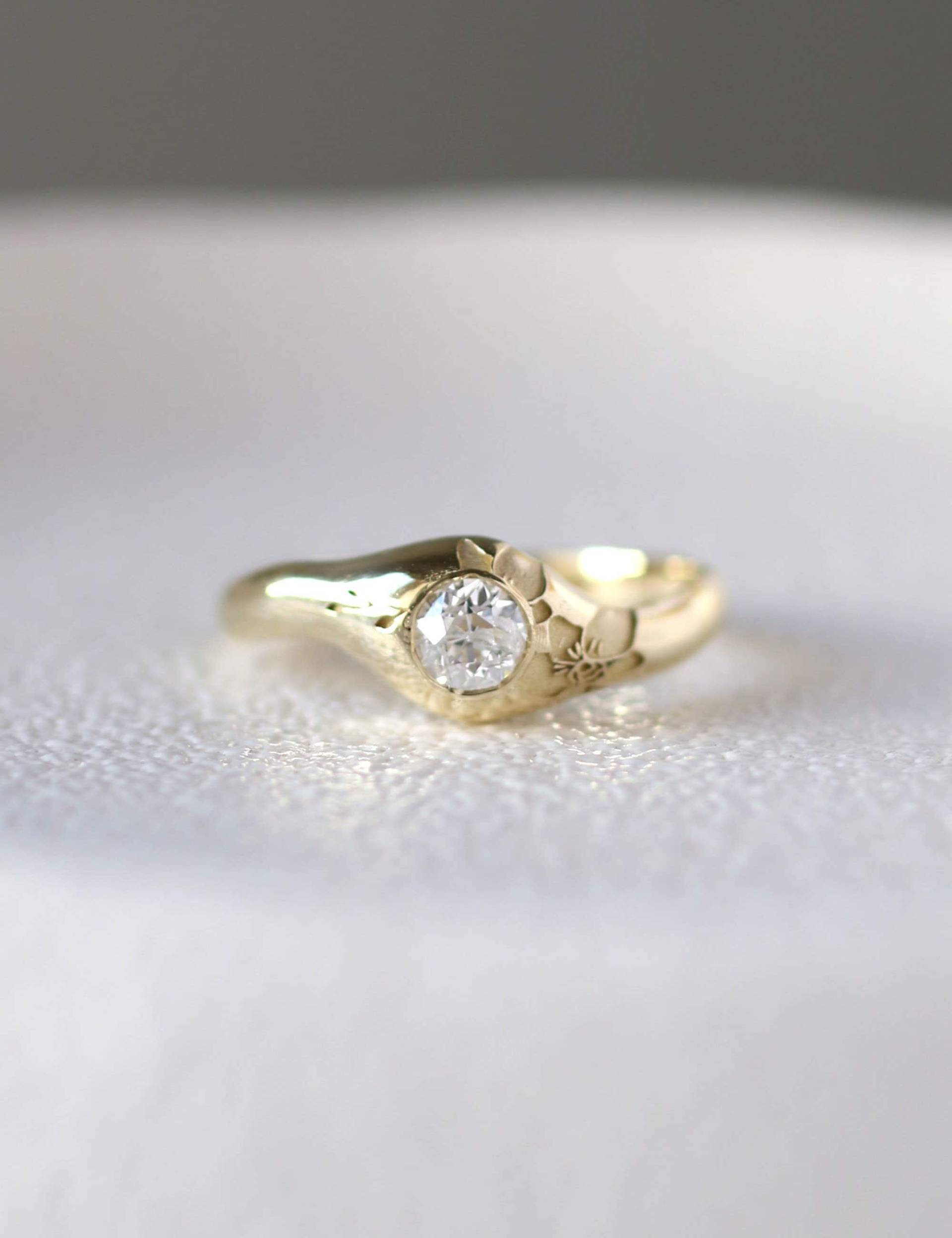 Gold Blumen Diamant Verlobungsring, Orchidee Ring, 14K Solitär Gravierte Blume Welliger Ring von YajewelryShop