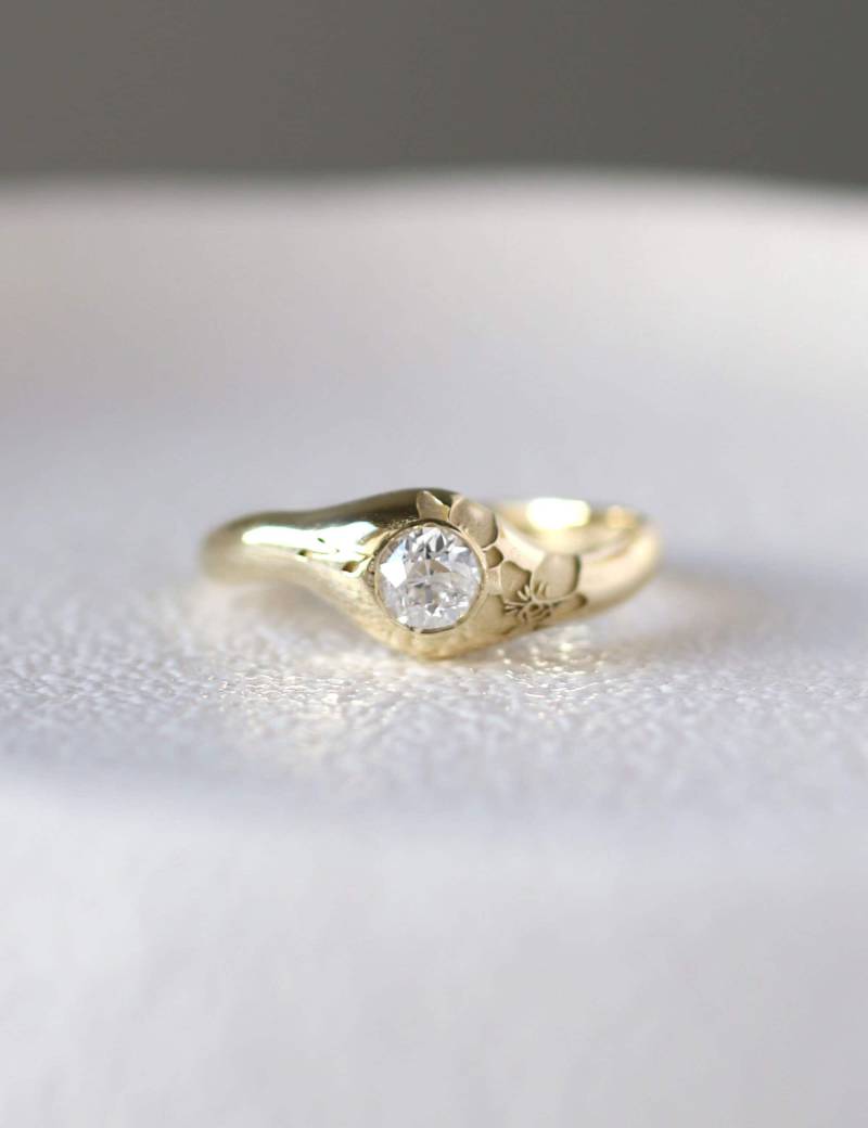 Gold Blumen Diamant Verlobungsring, Orchideen Kuppel Ring, 14K Solitärring, Gravierter Blumenring, Gewellter Ring von YajewelryShop