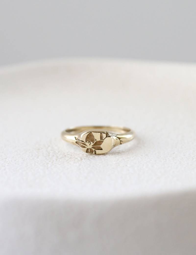 Gold Blumen Siegelring, Solider Gravierter Lilienring, Zarter Siegelring Für Sie von YajewelryShop