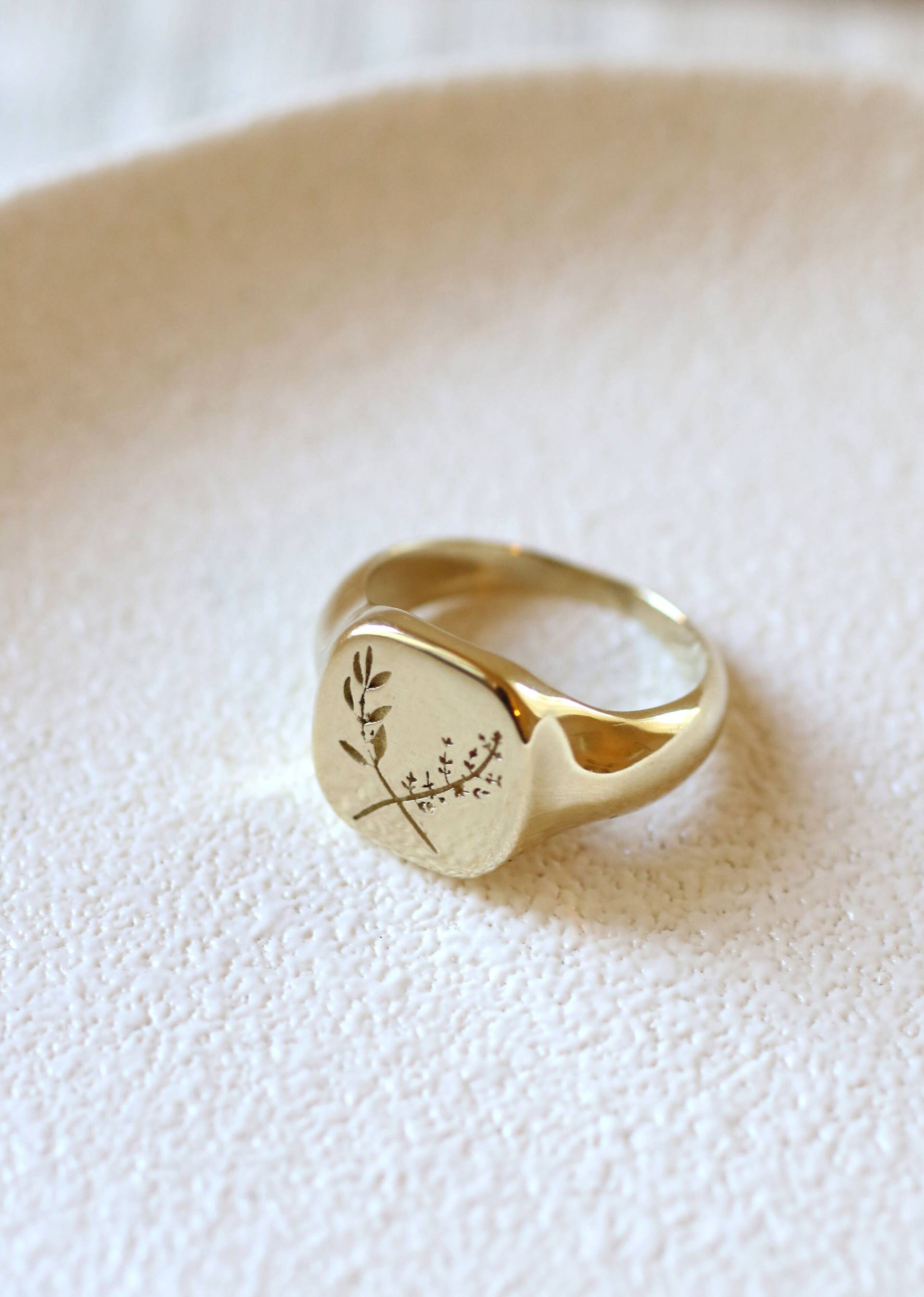 Gold Floral Siegelring, Massives Gravierter Ring, Kräuterring, Siegelring Für Sie von YajewelryShop