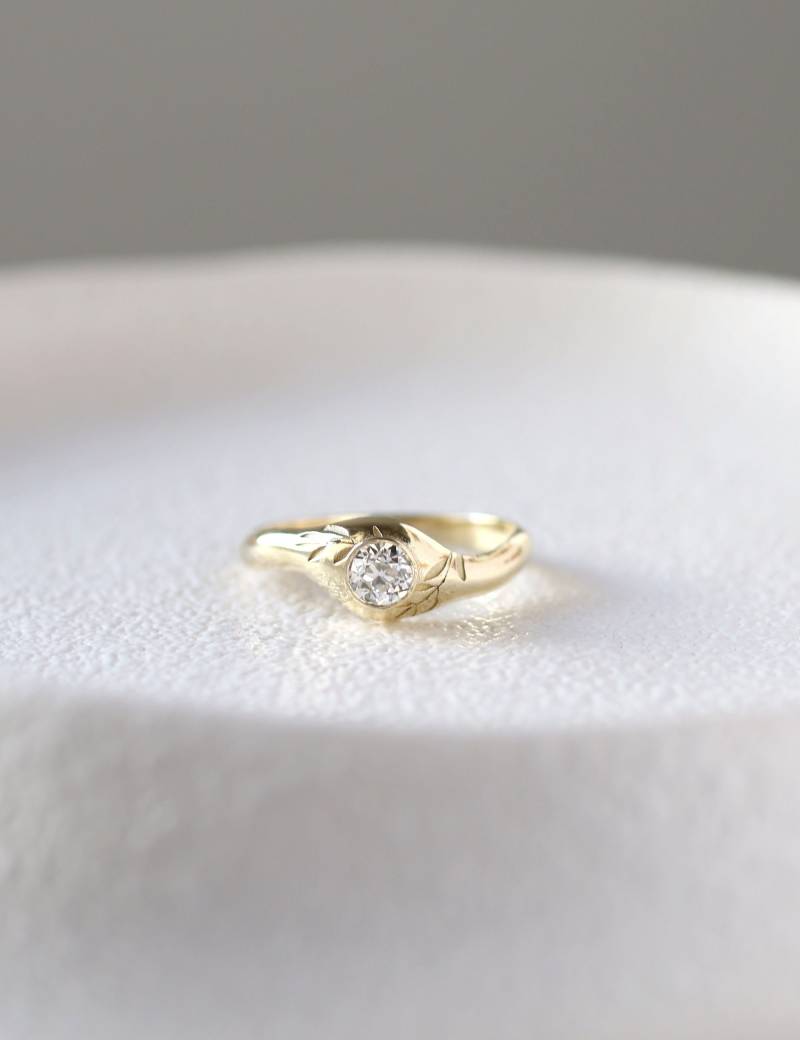 Floraler Gravierter Goldring Mit Diamant, Blattring, Verlobungsring, Kuppelring von YajewelryShop