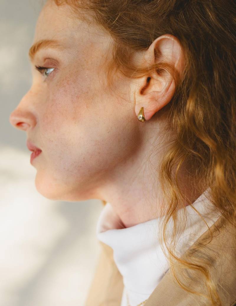 Massiver Goldtropfenohrring, Diamantohrring in Der Sternfassung von YajewelryShop