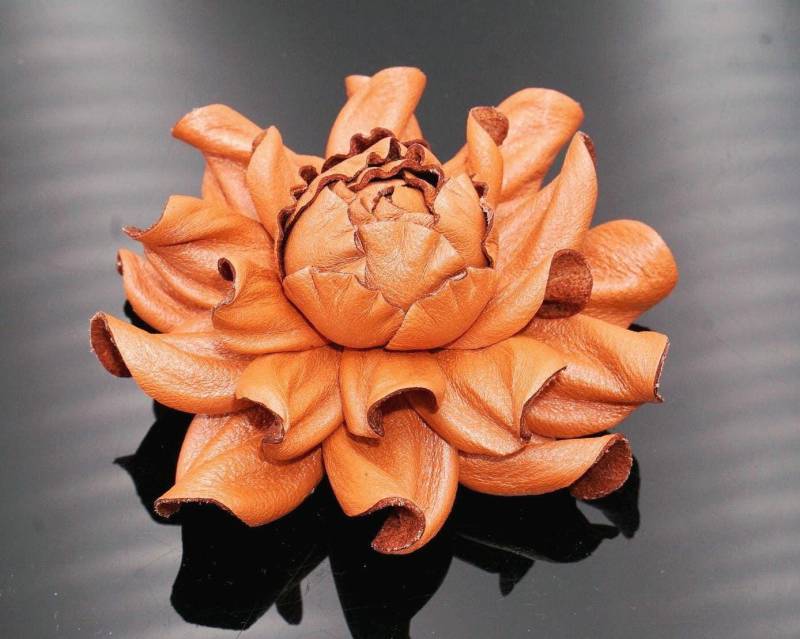 Handgefertigte Blumen Brosche Aus Leder Kürbis Orange Rose Taschenanhänger von YakLialia