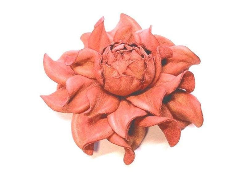 Handgemachte Koralle Leder Blume Brosche, Taschenanhänger, Tischhaken von YakLialia