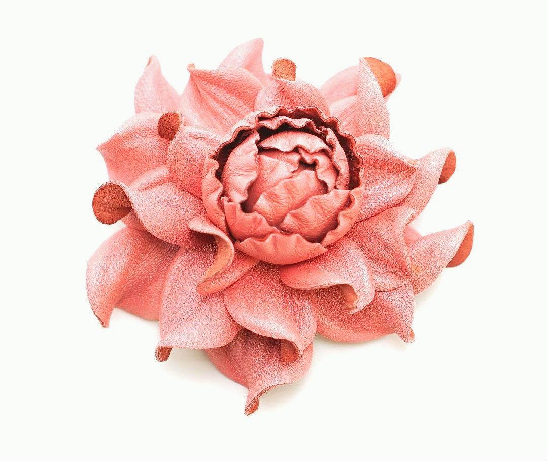 Handgemachte Rosige Rosa Leder-Blume Brosche, Taschenanhänger, Tischhaken von YakLialia