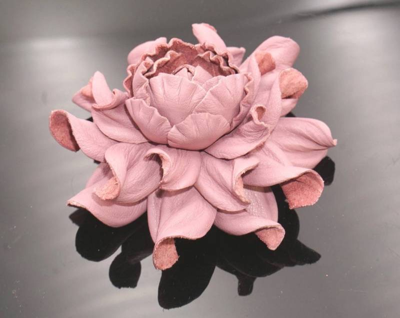 Mauve Leder Rosen Brosche Handgemachte Blumen Taschenanhänger von YakLialia