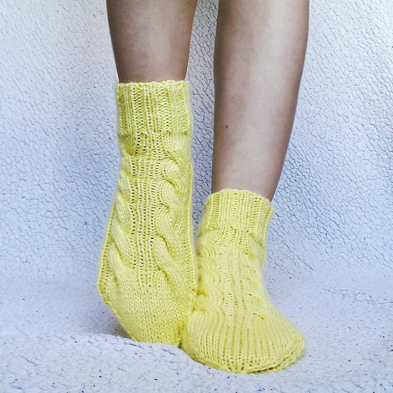 Gelbe Wollsocken Frauen Gemütliche Geflochtene Hausschuhe Gelbe Wollsocken Frauen Gemütliche Geflochtene Hausschuhe von YamarsanaKnitwear