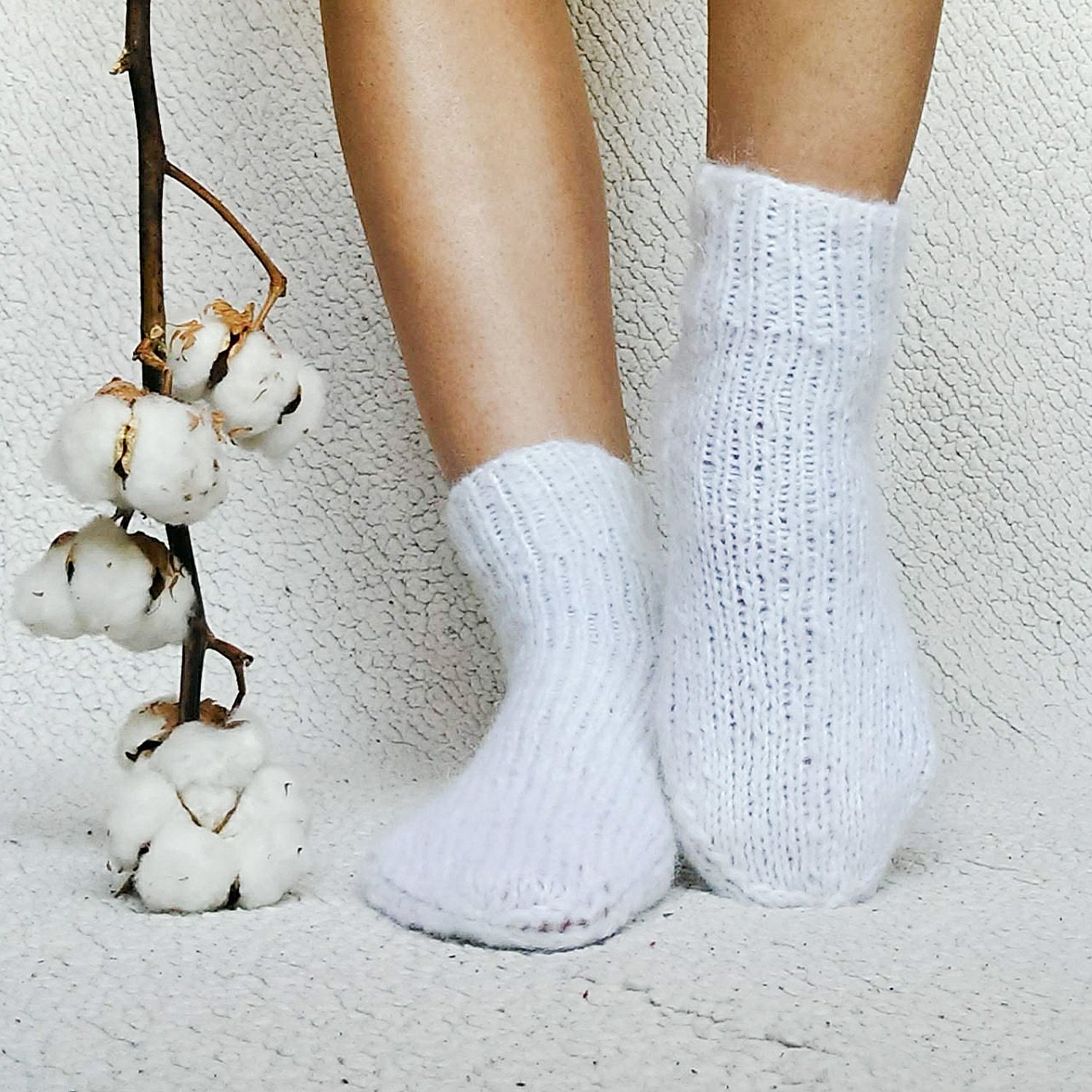 Weiße Gestrickte Wollsocken Alpaka-Mischgewebe, Bequeme Winter-Hausschuhe Weiße Gestrickte Wollsocken Alpaka-Mischgewebe, Bequeme Winter-Hausschuhe von YamarsanaKnitwear