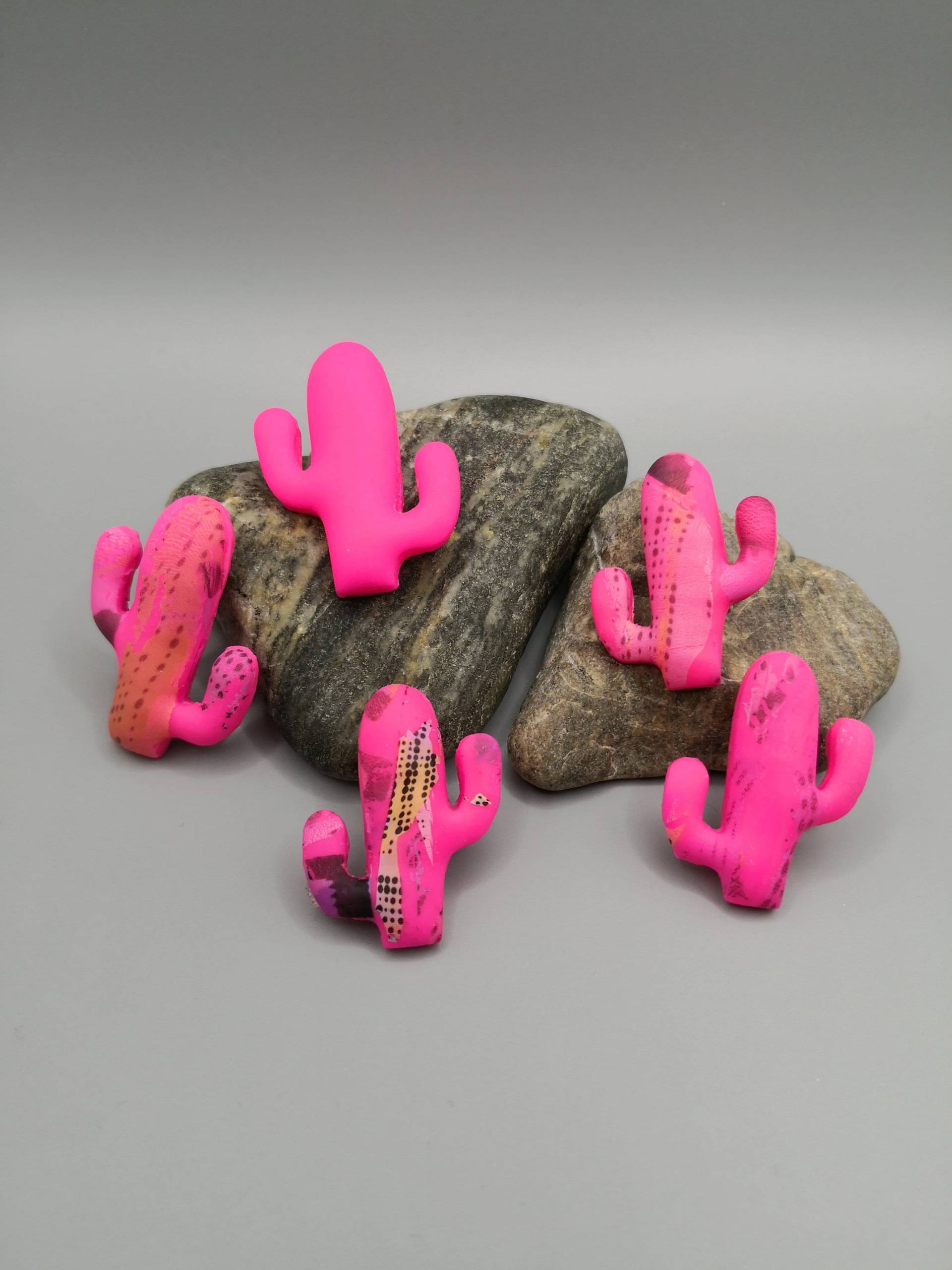 Brosche Kaktus Neon Pink Mit Pop Art Muster Trendiger Auffälliger Modenschmuck 2022 Gute Laune Geschenk Für Kaktusliebhaber Brosche Kaktus Neon Pink Mit Pop Art Muster Trendiger Auffälliger Modenschmuck 2022 Gute Laune Geschenk Für Kaktusliebhaber von YanaMillerHandmade