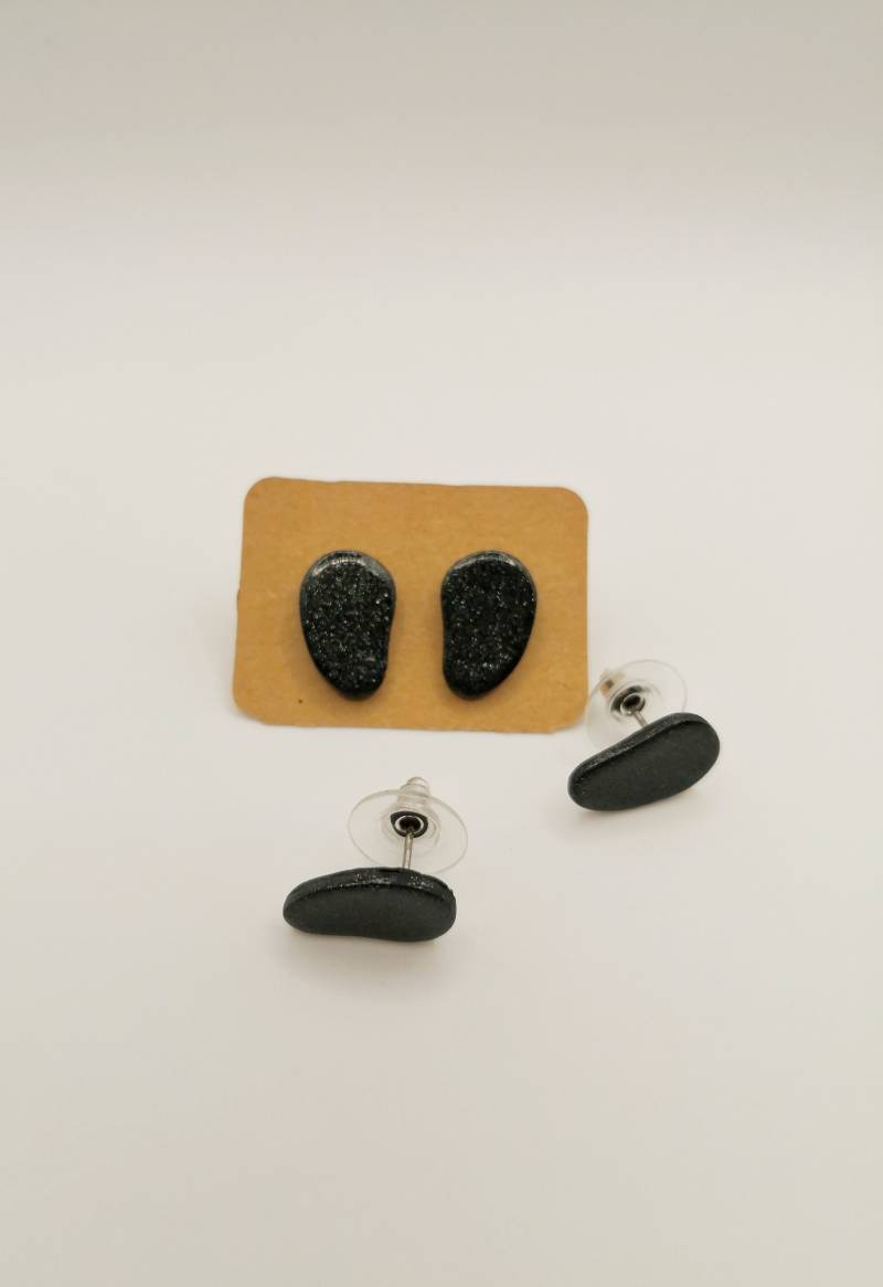 Kleine Schwarze Ohrstecker, Unregelmäßige Form von YanaMillerHandmade