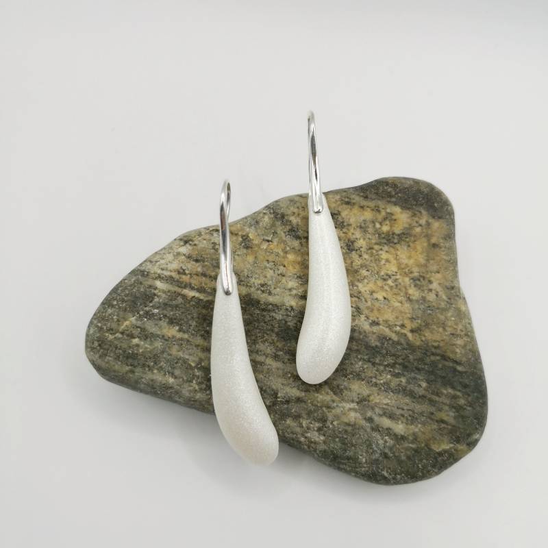 Pearl Weiße Ohrringe Mit Versilbertem Ohrhaken. , , Aubergine"-Form Pearl Weiße Ohrringe Mit Versilbertem Ohrhaken. , , Aubergine"-Form von YanaMillerHandmade