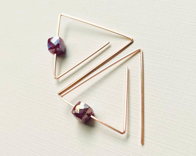 Rubin Ohrringe, Creolen, Dreieck 14Kt Gold Gefüllt Draht Ohrringe Mit Rubin, Rote Geschenk Für Sie von YanaYaArt