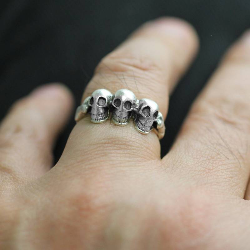 Dreifacher Totenkopf Ring, Totenköpfe Silber Gothic Stapelring, Schmuck, Boho Verstellbarer Weihnachtsgeschenk von YanardagJewelryShop
