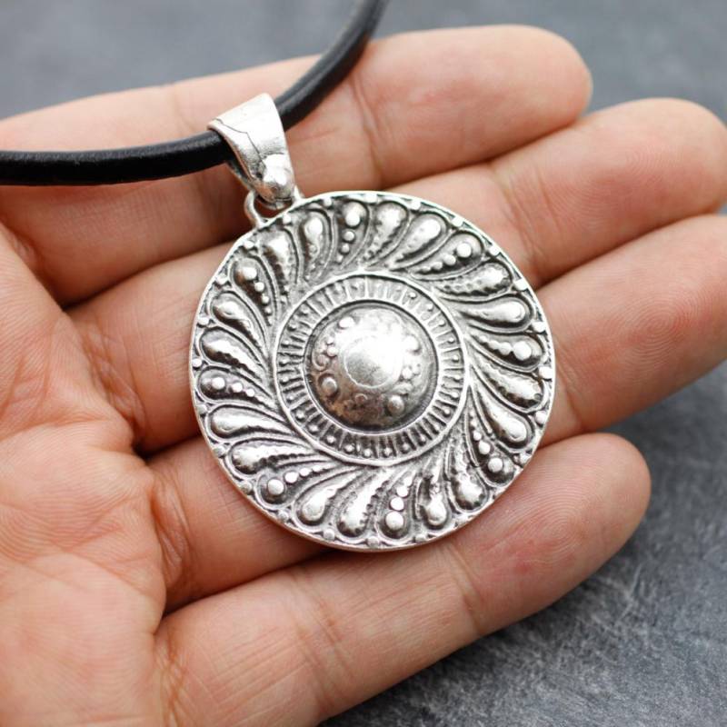 Gehämmert Silber Anhänger, Gepunktet Amulett Ornament Medaillon Schild Zierlicher Anhänger P2056 von YanardagJewelryShop